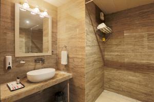 Hotel Cardinal Oxmo Aerocity Delhi Airport