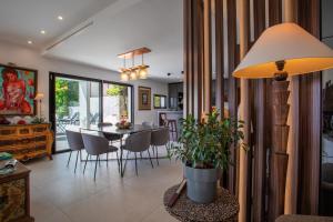 Villas Villa Les Sources VI4245 By Riviera Holiday Homes : photos des chambres