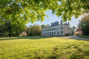 Appart'hotels Le Chateau du Sollier - Charme calme et confort climatisation a 5mn du peage : Chambre Double - Vue sur Jardin