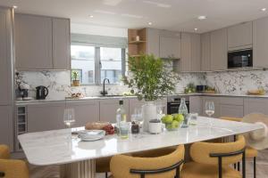 Penthouse - 100m to Porth Beach - Free Parking - Free Wi-Fi - Beach and Sea Views