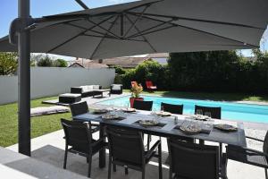 Maisons de vacances La Villa Palmier - Piscine avec Grand Jardin : photos des chambres