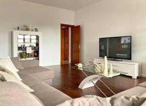 Spacious Private Villa up to 16 - Authentic Yaiza - Volcano, Timanfaya park, Bodega & South Beaches - Heated Pool - Game Room - Charcoal grill