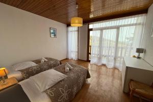 Chalets Beautiful detached house facing the slopes : photos des chambres