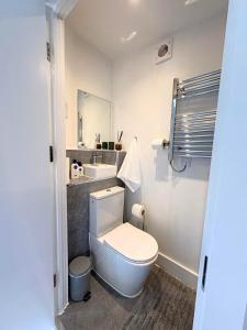 Aisiki Stays Apartments at Edgewood Mews, 2-Bedroom and 2-Bathroom, PetFriendly Townhouse near Finchley Central