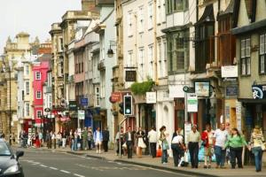 Elegant 2-Bed Apartment with AC, Sleeps 5, Private Garden, Free Parking, Netflix, WiFi, New build