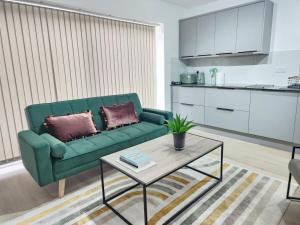 Elegant 2-Bed Apartment with AC, Sleeps 5, Private Garden, Free Parking, Netflix, WiFi, New build