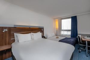 Hotels Hotel Marseille Centre Gare Saint-Charles : Chambre Double Familiale Standard avec Canapé-Lit