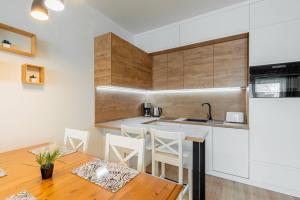 Seaside Sun Seasons 24 Apartments in Pogorzelica with Parking by Noclegi Renters