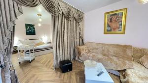 Top floor Aleksidze Apt with Terrace & views