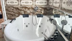 Top floor Aleksidze Apt with Terrace & views