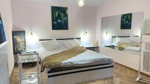 Top floor Aleksidze Apt with Terrace & views