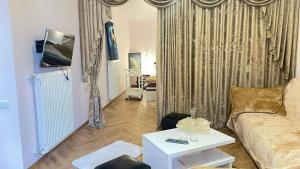 Top floor Aleksidze Apt with Terrace & views