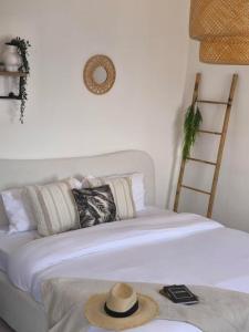 Casa Marzy- Charming Tropea Studio with Pool, Sea & Volcano Views