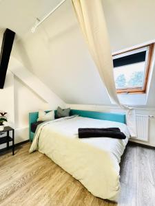 Modern 3BR &1LR Apt for 10, Very Central