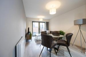 Spacious 2 Bedroom Apartment in Liverpool w Balcony