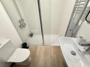 Elegant 2-Bed Apartment with AC, Sleeps 6, Free Parking, Netflix, WiFi, New build