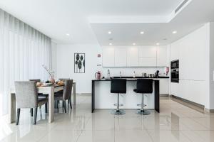 Adega Deluxe 2 Bed Pool and Gym