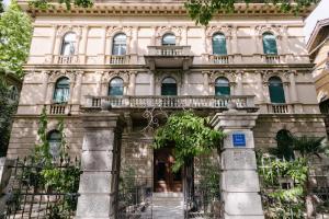 Peacock Apartments Split