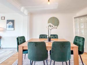 4 Bedroom House, Private Parking, Golf, Perfect For Families & Contractors