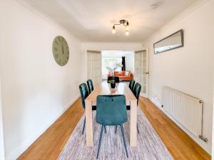 4 Bedroom House, Private Parking, Golf, Perfect For Families & Contractors