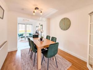 4 Bedroom House, Private Parking, Golf, Perfect For Families & Contractors