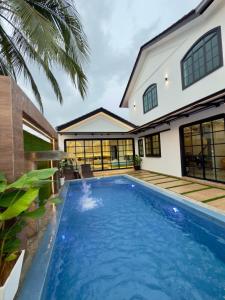 LYL Ipoh Garden Private Pool Villa-18pax 5BR