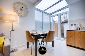 Modern Ground Floor, 2 Bed, 2 Bath Apt By Livra Estate Short Lets & Serviced Accommodation South Croydon With Garden