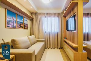 Quarto e sala 450m da praia de ondina