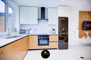 Modern Ground Floor, 2 Bed, 2 Bath Apt By Livra Estate Short Lets & Serviced Accommodation South Croydon With Garden