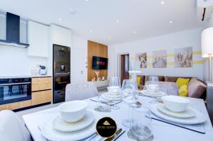 Modern Ground Floor, 2 Bed, 2 Bath Apt By Livra Estate Short Lets & Serviced Accommodation South Croydon With Garden