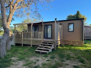 Campings mobil-home 3 chambres calme et tout equipe a carry-le-rouet proche piscine avec toboggans pataugeoire et animations peu de vis a vis terrasse barbecue paddle bodyboards acces libre aux activites du camping lou soulei commerces et plage a proximite : photos des chambres