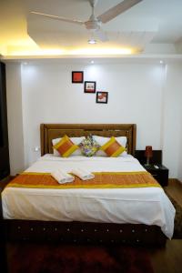DIVINE INDIA SERVICE APARTMENT 3BHK, J-215 SAKET