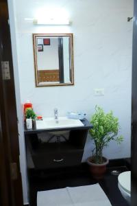 DIVINE INDIA SERVICE APARTMENT 3BHK, J-215 SAKET