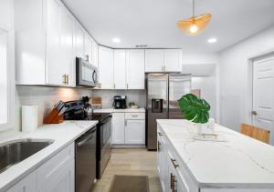 Hot Tub 5 Mins from Cedar Point Modern Updates