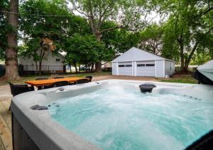 Hot Tub 5 Mins from Cedar Point Modern Updates