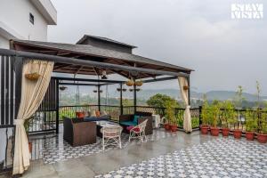 StayVista at The Crystal Crest with Jacuzzi and BBQ
