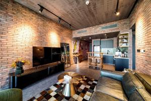 PVH - Edgy and Modern Comfort 1BR Downtown Views 2