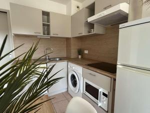 Appartements Appartement climatise, 2 pieces, piscine, terrasse, parking prive, proche port - Gruissan - FR-1-229-372 : photos des chambres