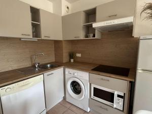 Appartements Appartement climatise, 2 pieces, piscine, terrasse, parking prive, proche port - Gruissan - FR-1-229-372 : photos des chambres