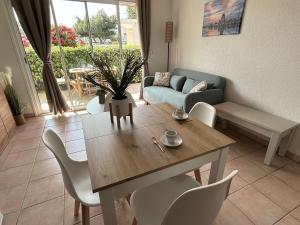 Appartements Appartement climatise, 2 pieces, piscine, terrasse, parking prive, proche port - Gruissan - FR-1-229-372 : photos des chambres