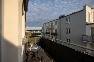 Jasny Apartament z Balkonem w Świnoujściu by Noclegi Renters