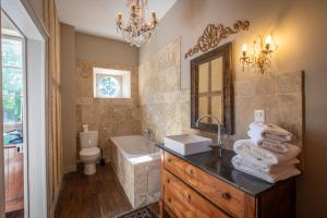 Appart'hotels Le Chateau du Sollier - Charme calme et confort climatisation a 5mn du peage : photos des chambres