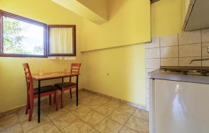 Lovely Apartment In Povljana With Wifi