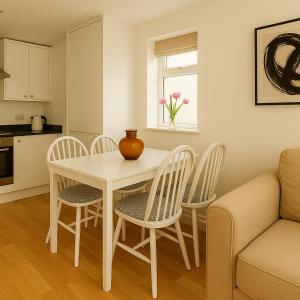 Elegant Urban Retreat Near Chelsea & Queenstown Road Station
