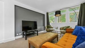 Lovely 3 Bedroom Apartment in Holland Park