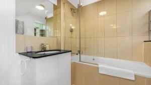 Lovely 3 Bedroom Apartment in Holland Park