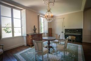Appart'hotels Le Chateau du Sollier - Charme calme et confort climatisation a 5mn du peage : photos des chambres