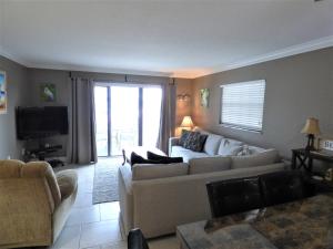 Cocoa Beach - Oceanfront - Steps to the Pier and Ocean