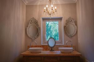 Appart'hotels Le Chateau du Sollier - Charme calme et confort climatisation a 5mn du peage : photos des chambres