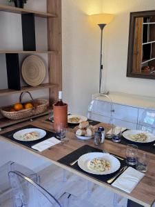 APPARTEMENT ET SA JOLIE TERRASSE Le Lavandou Saint Clair, a deux pas de la plage de St Clair, au calme, Studio tout équipé, clim, Wifi Fibre, TV connectée, lave linge, lave vaisselle, place de parking et plus, serviettes et draps fournis
